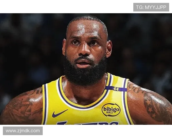 夏季联赛湖人队与骑士队激战正酣年轻球员展现无限潜力与激情